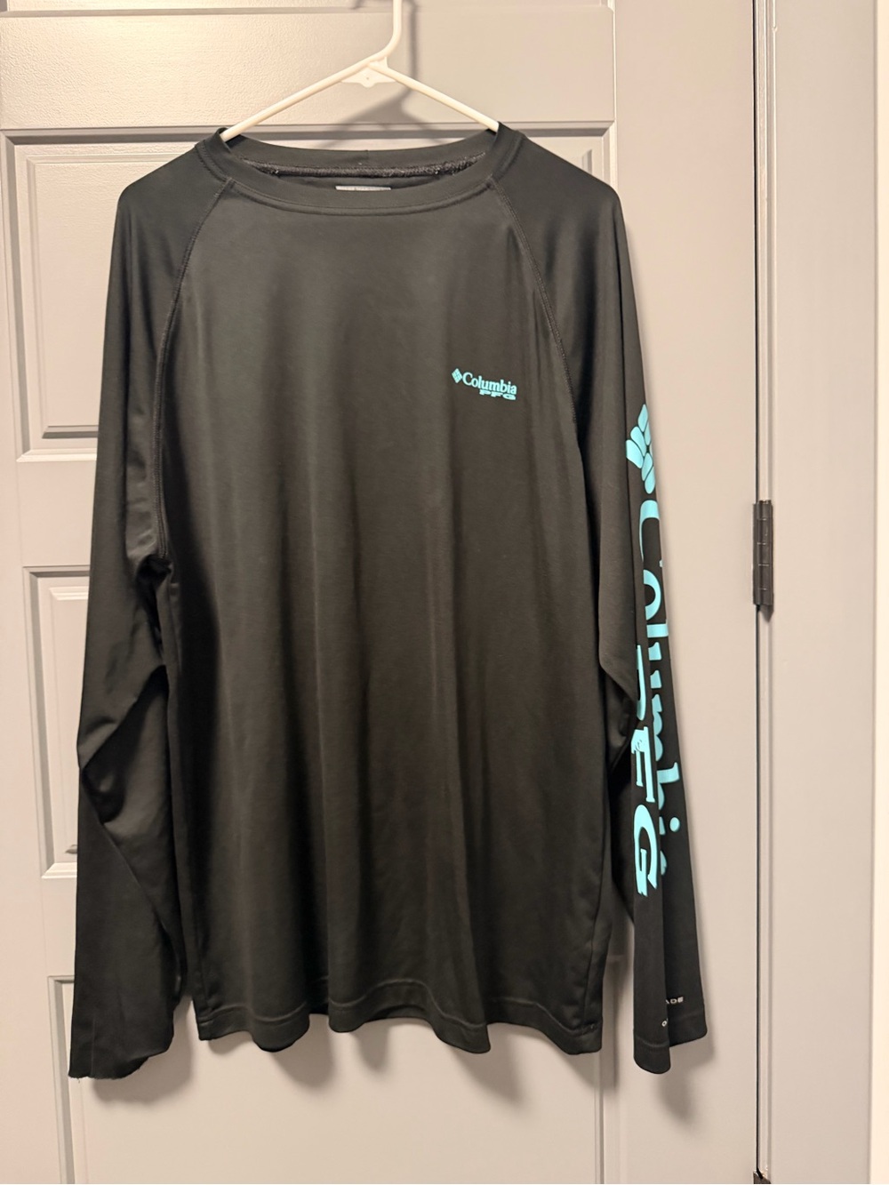 Columbia Men’s Black Long-Sleeve Performance Omni-Shade Teal Logo LARGE